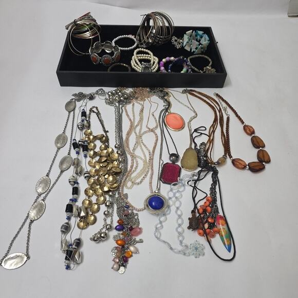 Huge Lot Of Costume Jewelry 16 Necklaces + 20 Bracelets All Wearable Colorful - Picture 5 of 6